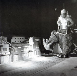 Illustration for article titled Behind-the-scenes Godzilla photos were charming, absolutely ridiculous